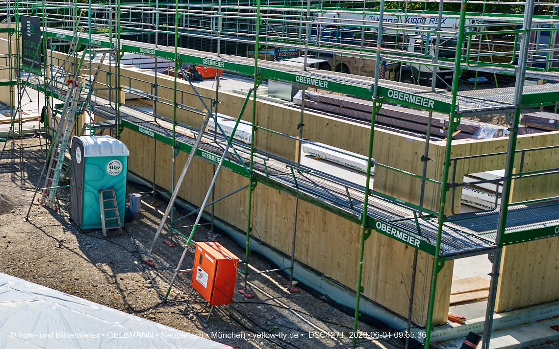 01.06.2023 - Neue Holzwände für das Haus für Kinder in Neuperlach in München